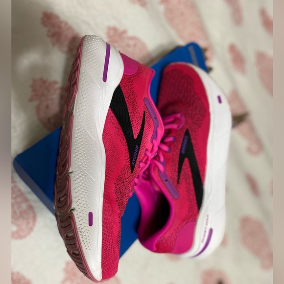 Brooks Ghost Max Size 11 (women) Pink and Black with White sole… Like New - Picture 8 of 10